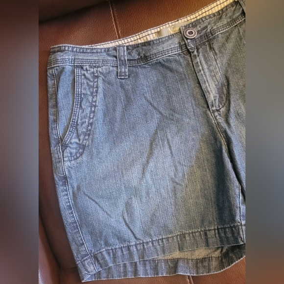 Women's Size 6 Mid Length Natural Reflections BNWOT Denim Shorts. ✨️ - Picture 3 of 9